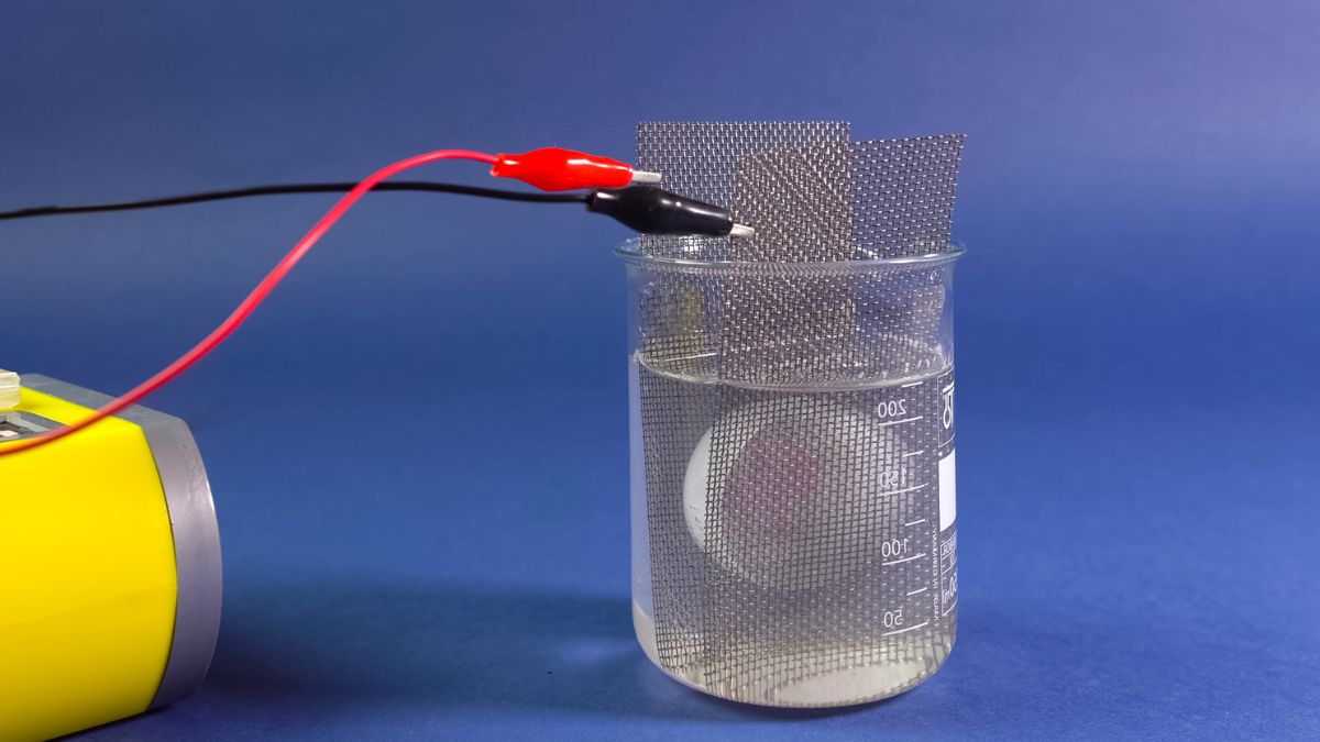 Egy elektrokémiai kísérlet, aktív anód és víz egy üvegben.