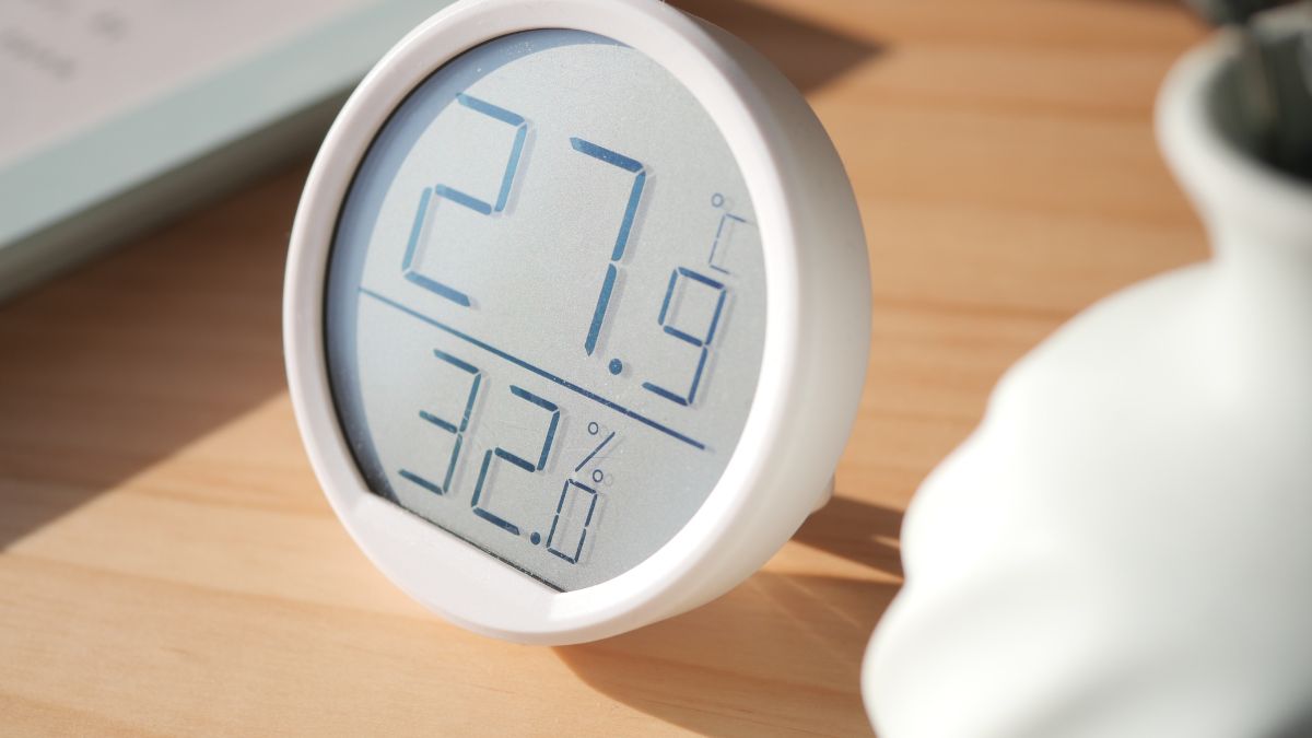 Digitális páratartalom-érzékelő, amely 27,9 °C hőmérsékletet és 32% páratartalmat mutat.