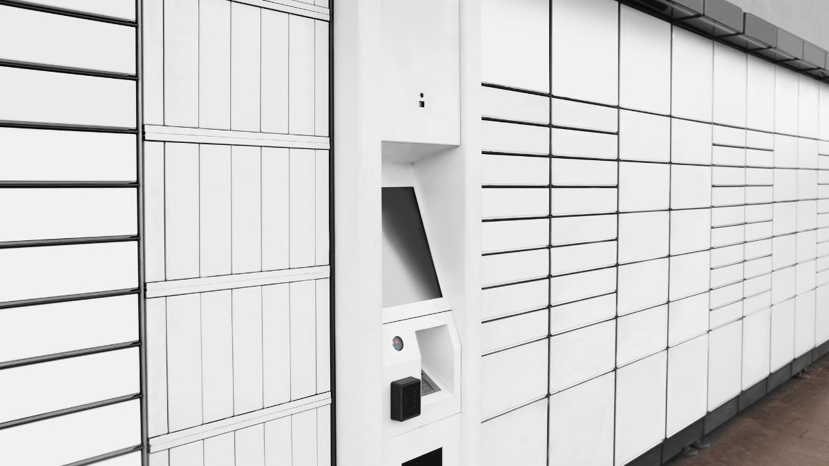 Automatizált csomagátvételi rendszer, fehér szekrények és érintőképernyő.