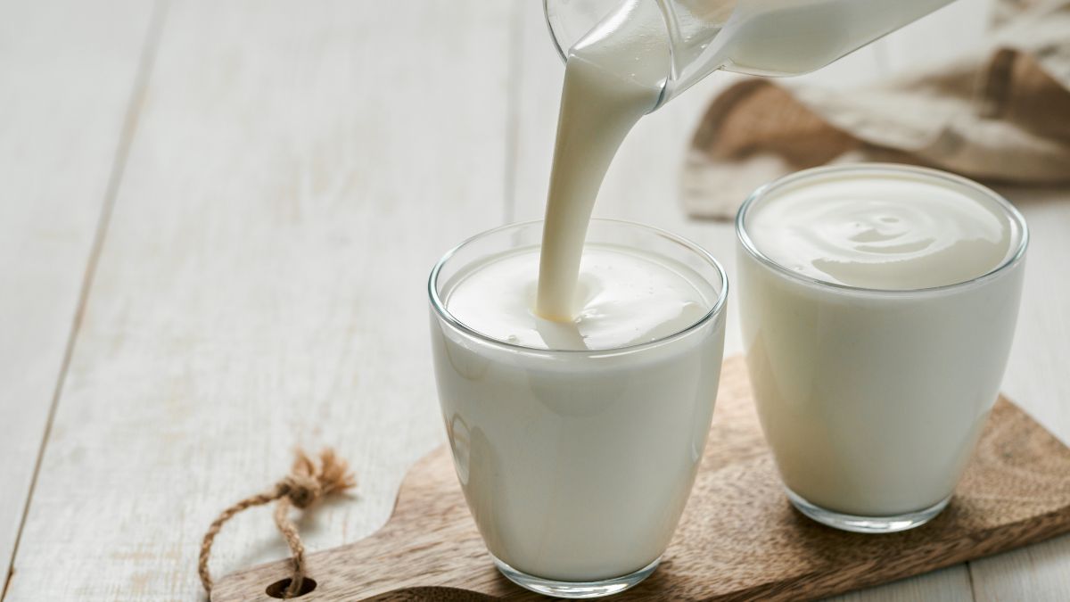 Kefir öntése egy pohárba, friss és krémes állagú ital.