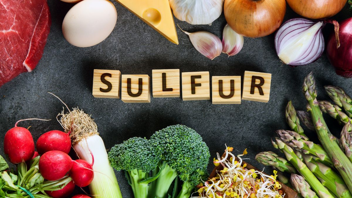 Friss zöldségek és ételek körül a 'SULFUR' felirat, utalva a kénre.