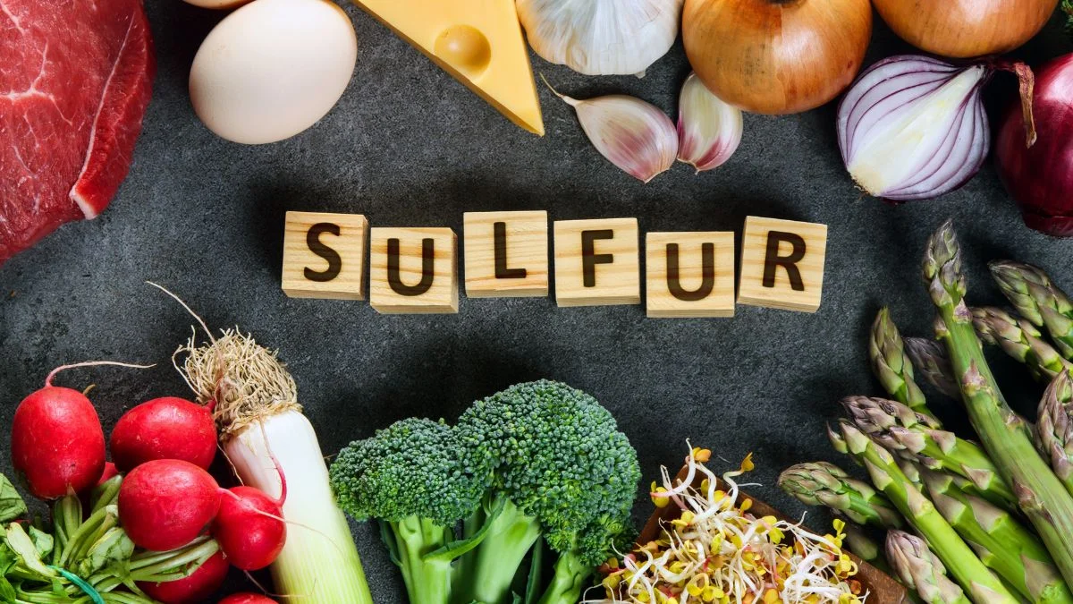 Friss zöldségek és ételek körül a 'SULFUR' felirat, utalva a kénre.