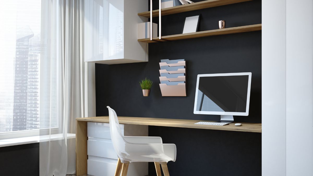 Modern home office berendezés, íróasztal, számítógép és növény.