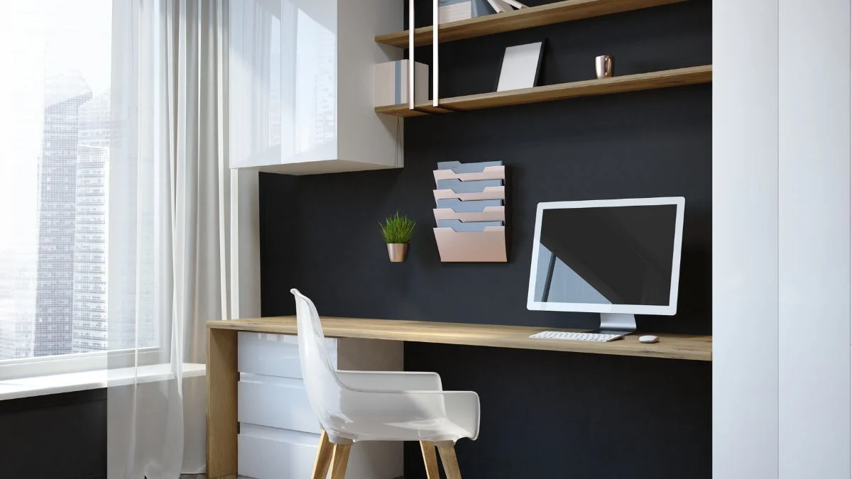 Modern home office berendezés, íróasztal, számítógép és növény.