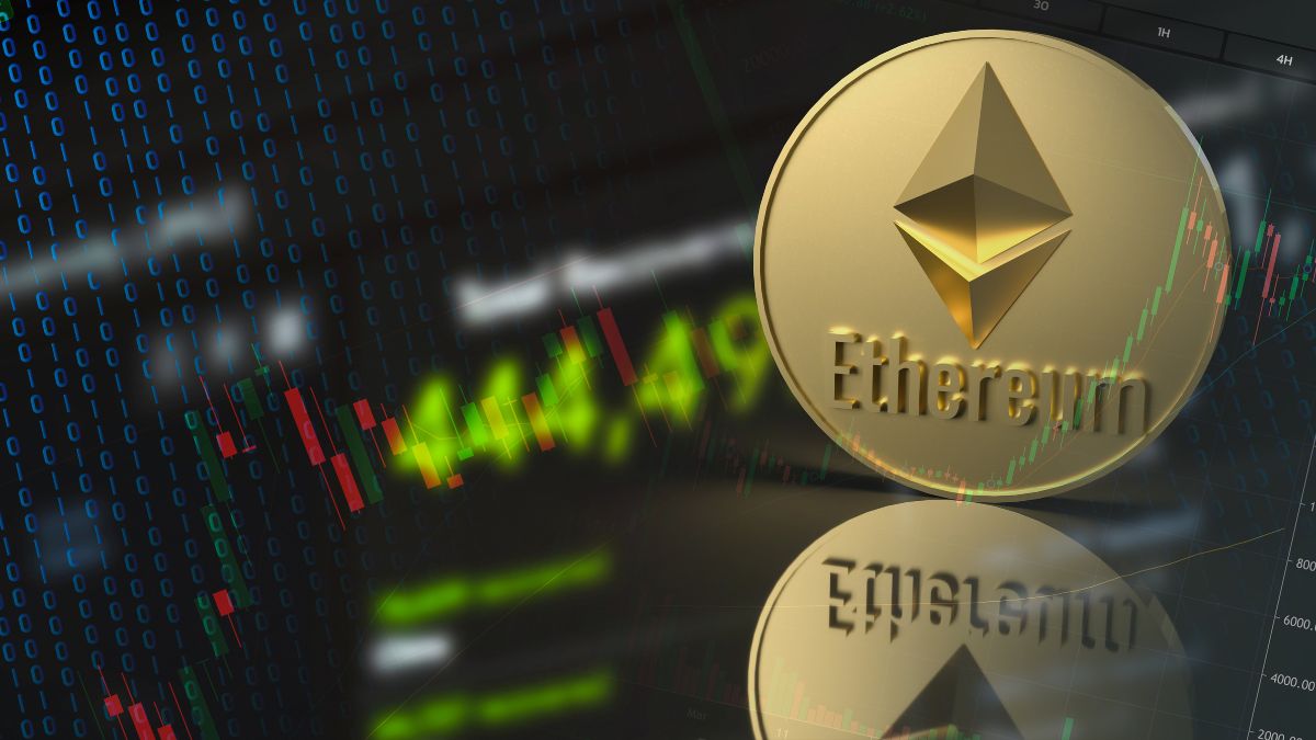 Az Ethereum arany színű érméje, háttérben digitális grafikonokkal.