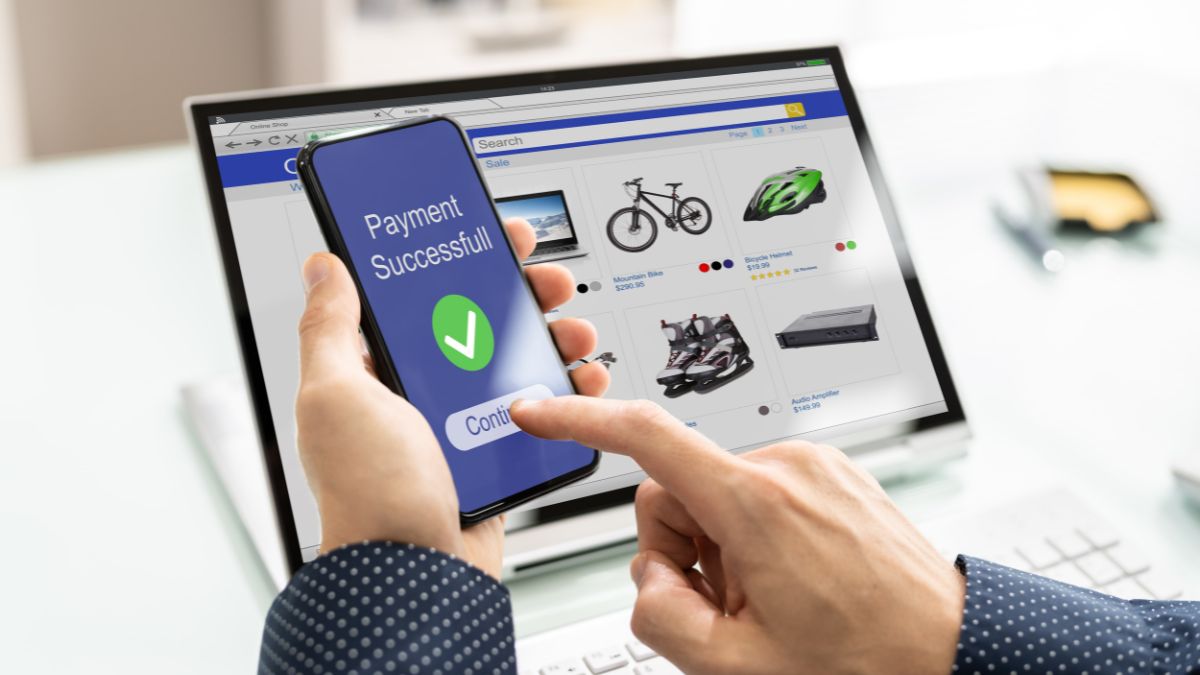 Egy kéz okostelefonon mutatja a sikeres online vásárlás értesítését.