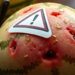 Görögdinnye figyelmeztető jelzéssel, hidratáló és egészségi kockázatokkal.