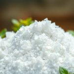 Kálium-szulfát kristályok növények között, természetes tápanyagforrás.