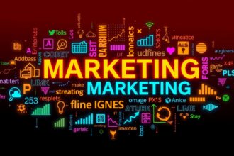 Színes kulcsszófelhő marketing szavakkal és grafikai elemekkel.