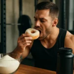 Férfi édességet eszik edzés közben egy tápláló környezetben.