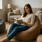 Babzsákfotelben ülő nő könyvet olvas egy modern nappaliban.