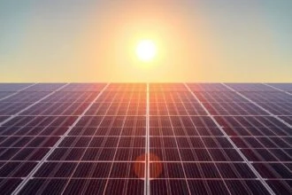 Szolárpanelek napfényben, megújuló energiaforrás