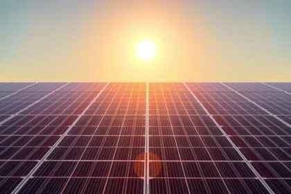 Szolárpanelek napfényben, megújuló energiaforrás