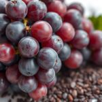 Friss szőlő szőlőmag-őrleménnyel, antioxidáns jótékony hatásokkal.