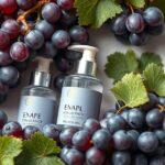 Szőlőszesz alapú bőrápoló termékek szőlőkkel körbevéve.