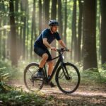 Férfi elektromos kerékpárral az erdőben, friss levegőn