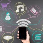 Mobiltelefon és digitális ikonok a vizuális storytelling kontextusában.