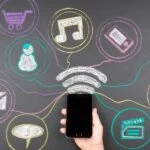 Mobiltelefon és digitális ikonok a vizuális storytelling kontextusában.