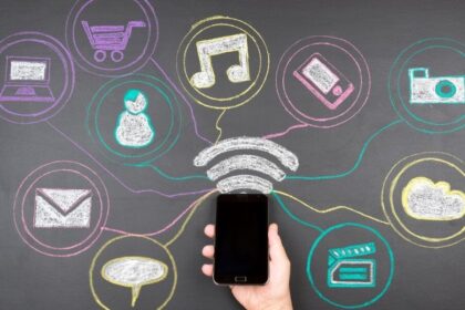 Mobiltelefon és digitális ikonok a vizuális storytelling kontextusában.