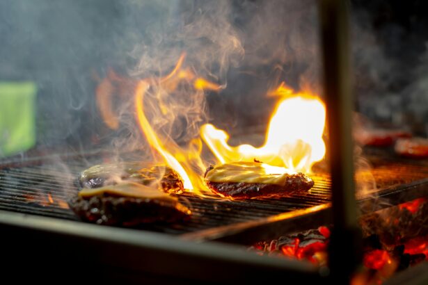 Grillezhető sajtok sülnek a grillen, lángok és füst között.