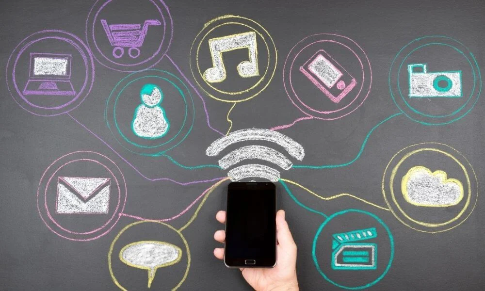 Mobiltelefon és digitális ikonok a vizuális storytelling kontextusában.