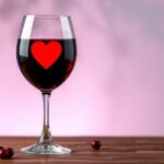 Vörösbor pohár szívvel, egészség és vérnyomás.