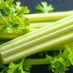Friss zeller friss fűszernövényekkel, tápláló és egészséges választás