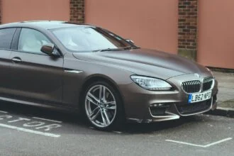 Egy használt BMW autó a parkolóban, ideális ellenőrzéshez vásárlás előtt.