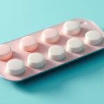 Hormonális fogamzásgátló tabletták buborékcsomagolásban.