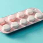 Hormonális fogamzásgátló tabletták buborékcsomagolásban.