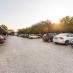 Parkoló autók naplementében, készülj az utazásra!