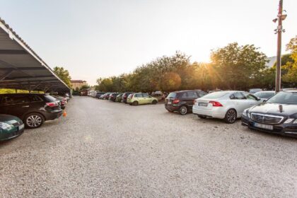 Parkoló autók naplementében, készülj az utazásra!