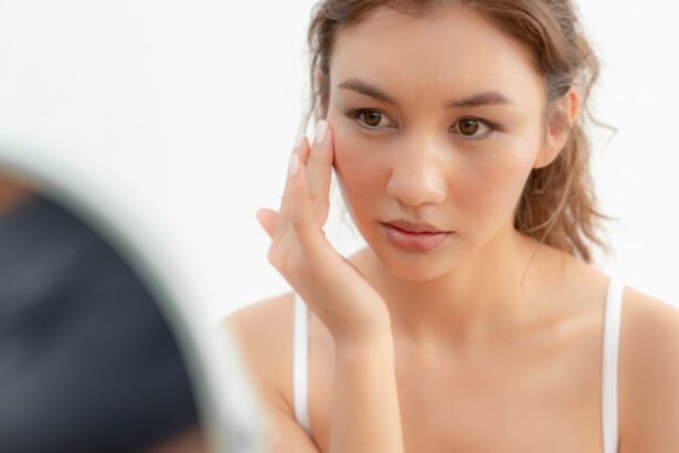 Nő, aki a rozácea tüneteivel küzd a tükör előtt.