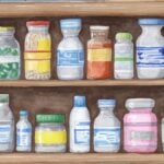 Modern gyógyszeres szekrény különböző címkékkel ellátott üvegekkel