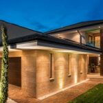 Modern ház travertin burkolattal és esztétikus kerttel