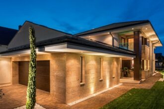 Modern ház travertin burkolattal és esztétikus kerttel