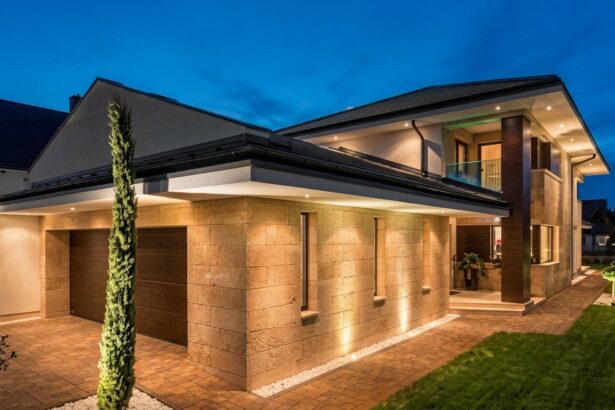 Modern ház travertin burkolattal és esztétikus kerttel