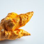 Friss kurkuma gyökér, erős gyulladáscsökkentő és antioxidáns hatással.