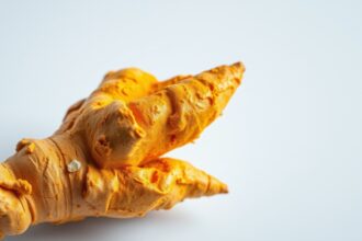 Friss kurkuma gyökér, erős gyulladáscsökkentő és antioxidáns hatással.