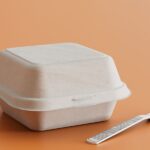 Műanyag egybefedeles elviteles doboz étkezési eszközzel