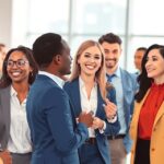 Szakmai networking eseményen részt vevő emberek