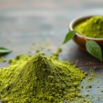 Finomra őrölt matcha por japán zöld teából friss levelekkel.