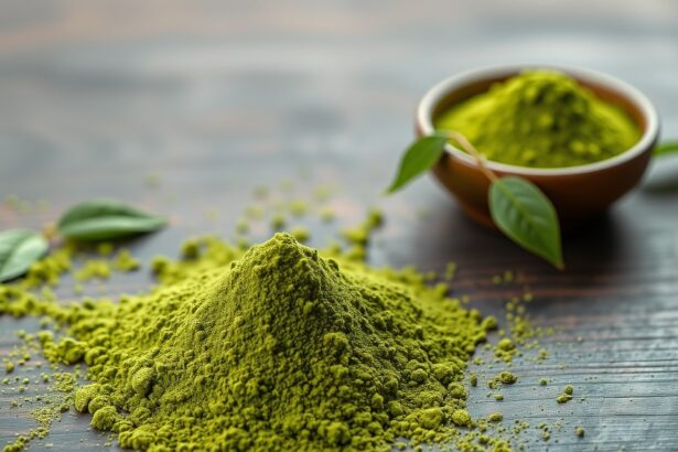 Finomra őrölt matcha por japán zöld teából friss levelekkel.