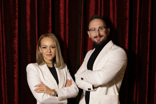 Két szakember elegáns öltözetben, vezetői toborzással kapcsolatos témában.
