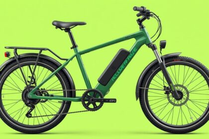 Zöld e-bike oldalnézeti képe, modern dizájnnal és akkumulátorral.