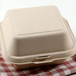 Lebomló elviteles doboz piros kockás terítőn