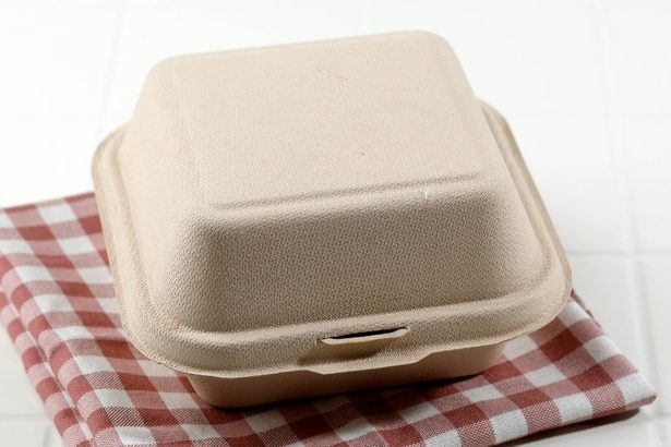Lebomló elviteles doboz piros kockás terítőn